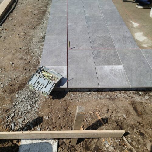 アプローチタイル張りです。