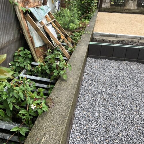 フェンス設置の為の基礎穴明け準備となります。