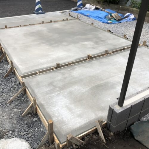 駐車場土間コンクリートの養生となります。