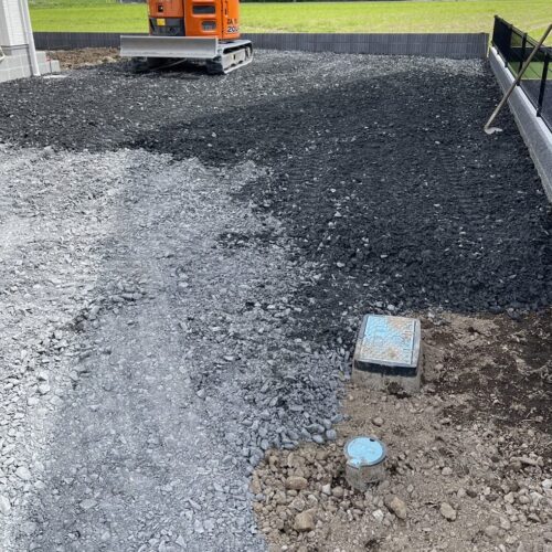 駐車場砕石敷きならしです。