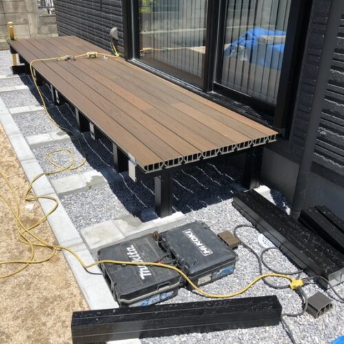 ウッドデッキの設置となります。