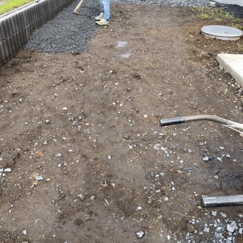 人工芝下地砕石均しです。