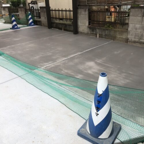 駐車場土間コンクリートの養生となります。