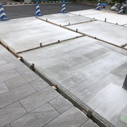 駐車場土間コンクリートの養生となります。