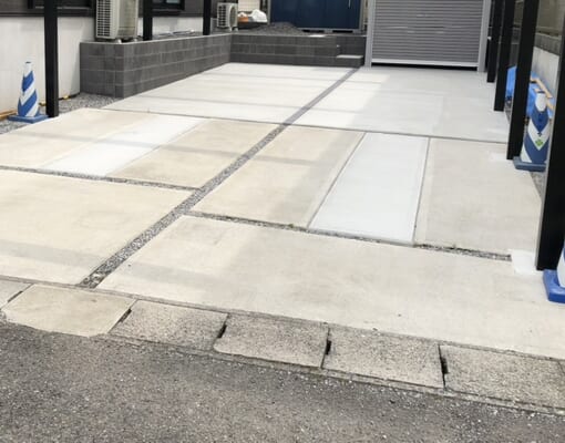 駐車場土間コンクリートの養生完了となります。