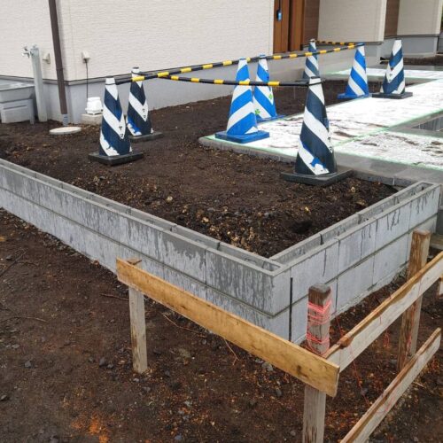 お庭側のブロック積み作業となります。