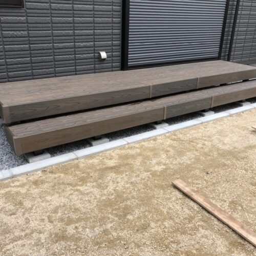 ウッドデッキの設置となります。