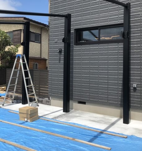 カーポートの設置作業となります。