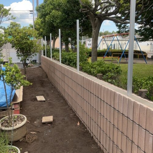 フェンス柱立て作業です。