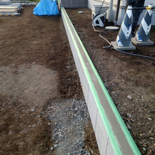 ブロック天端均しです。