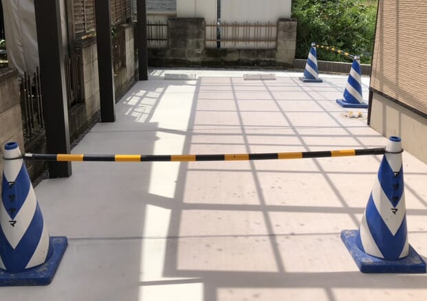 駐車場土間コンクリートの養生となります。