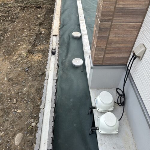 防草シート敷き作業です。