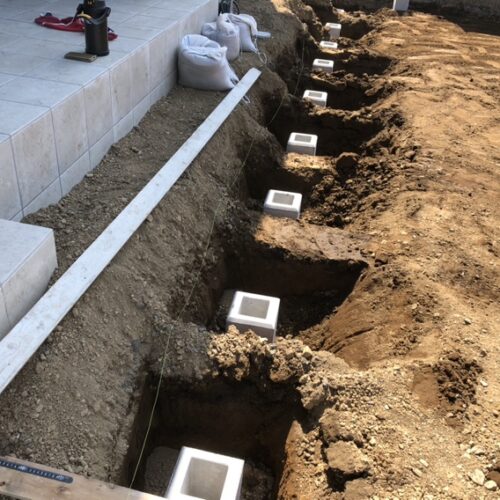 フェンス基礎石の設置となります。