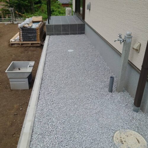 6号砕石敷きです。