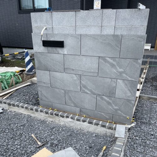 門袖タイル張り作業状況です。