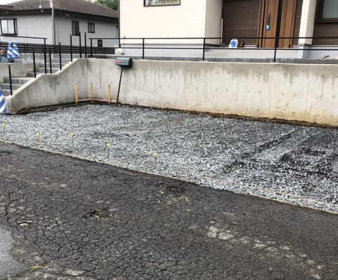 駐車場部分の砕石入れ作業となります。