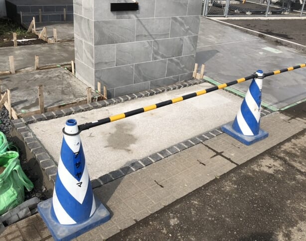 駐車場の土間コンクリートの養生となります。