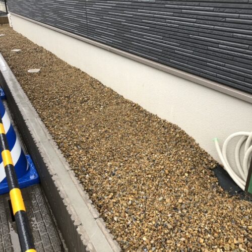 防草シート・砕石入れ作業となります。