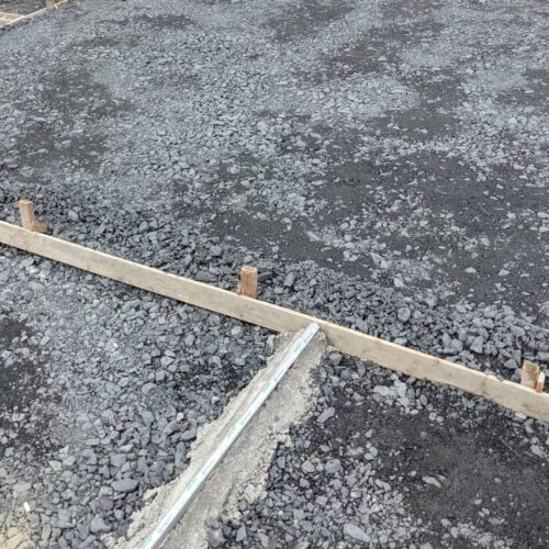 駐車場砕石敷きです。