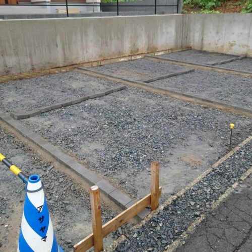 見切りインターロッキング設置です。