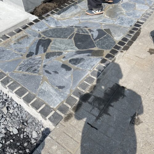 天然石の目地仕上げです。 天然石の目地仕上げです。