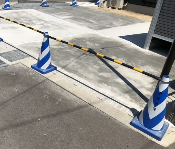 駐車場の土間コンクリートの養生となります。