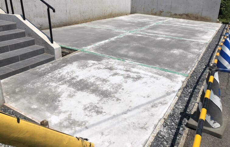 駐車場の土間コンクリートの養生となります。