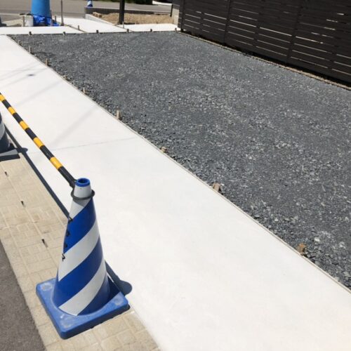 駐車場土間コンクリートの養生となります。