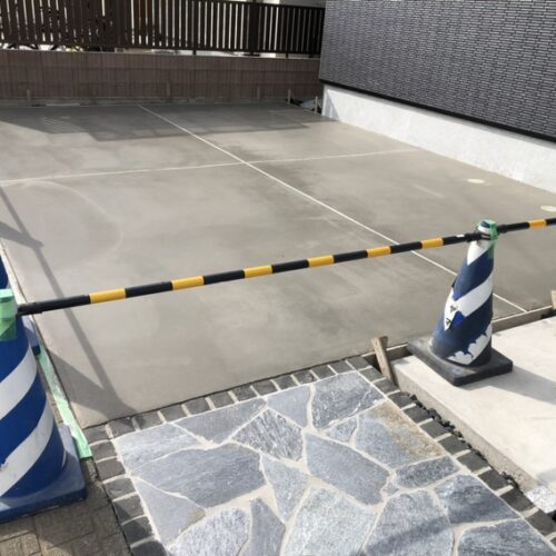駐車場の土間コンクリートの養生となります。