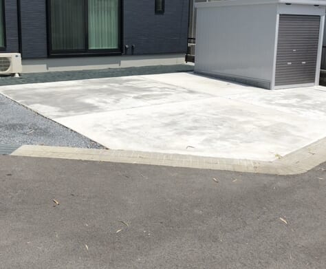 駐車場の土間コンクリートの養生も終わりまして工事完了となります。