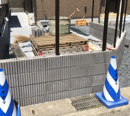 フェンスの柱の設置となります。 フェンスの柱の設置となります。