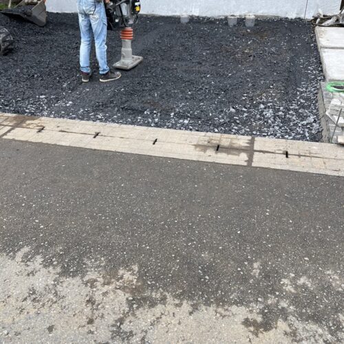 駐車場土間下地砕石転圧です。