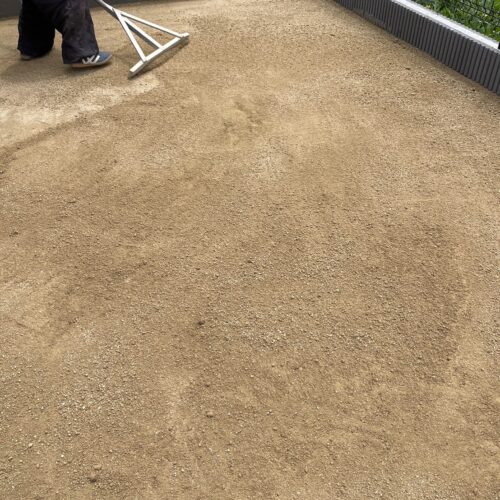 お庭の山砂敷きです。