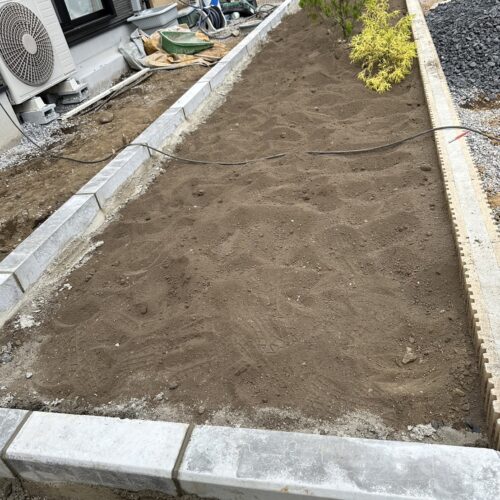 見切りの地先ブロック施工です。 見切りの地先ブロック施工です。