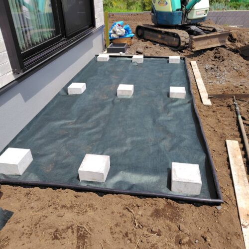 防草シート敷きです。 防草シート敷きです。