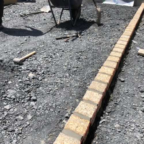 アプローチ部分のグラニートの敷設となります。