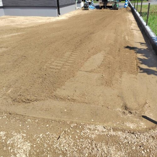 お庭の山砂入れ作業です。