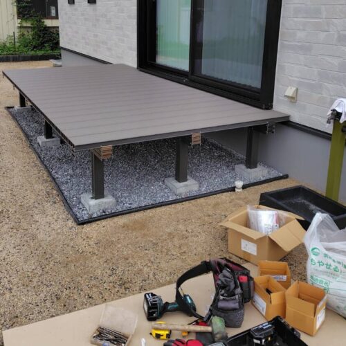 デッキの施工中です。