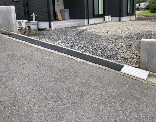 本日は工事着工前のご近隣へのご挨拶に廻らせて頂きました。お待たせ致しました外構工事着工となります。