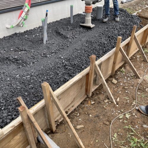 型枠施工と砕石転圧状況です。 型枠施工と砕石転圧状況です。