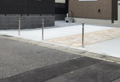 駐車場土間コンクリートの養生完了です。