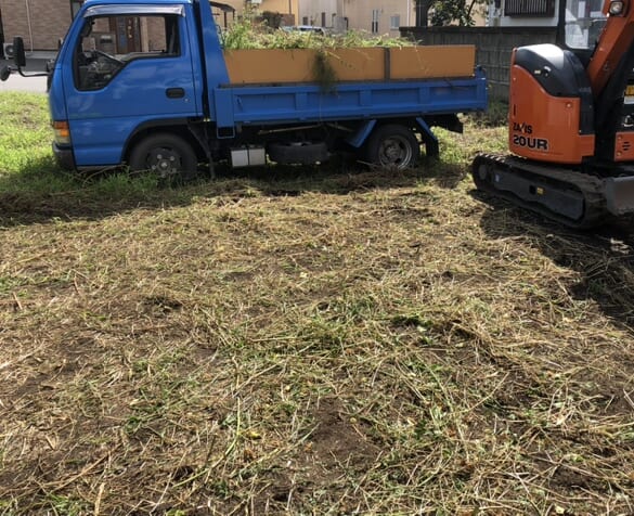 本日より外構工事着工となります。お庭の除草作業より作業開始です。