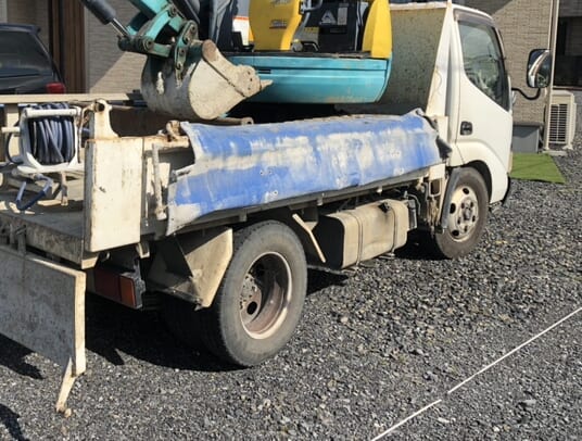 本日より工事着工となります。重機を回送して掘削作業開始です。