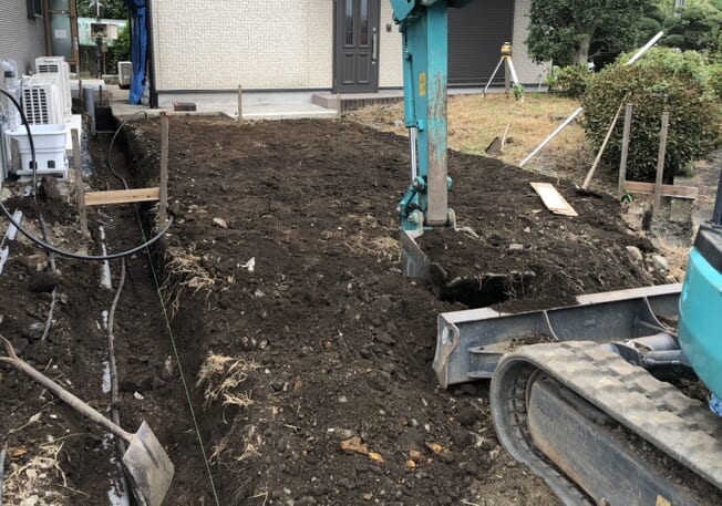 掘削及びスキトリ作業となります。