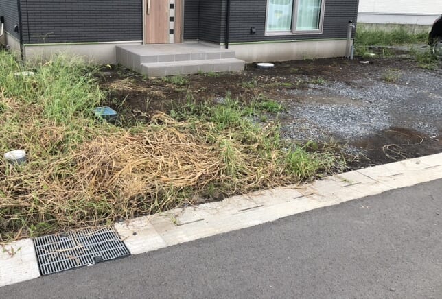 本日は工事着工前のご近隣へのご挨拶に廻らせて頂きました。お待たせ致しました外構工事着工となります。