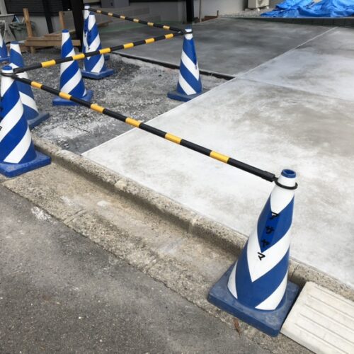 駐車場土間コンクリートの養生となります。