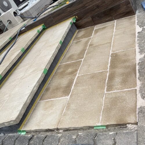 平板敷設と目地の施工です。 平板敷設と目地の施工です。