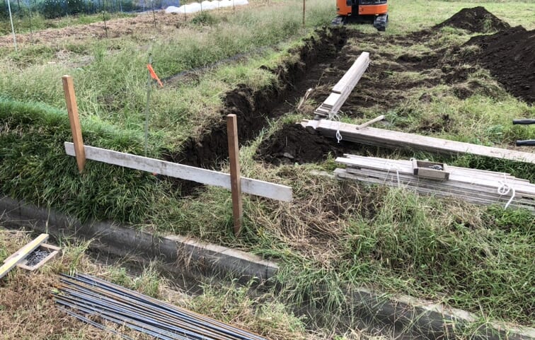 北側の境界工事となります。掘削作業開始です。