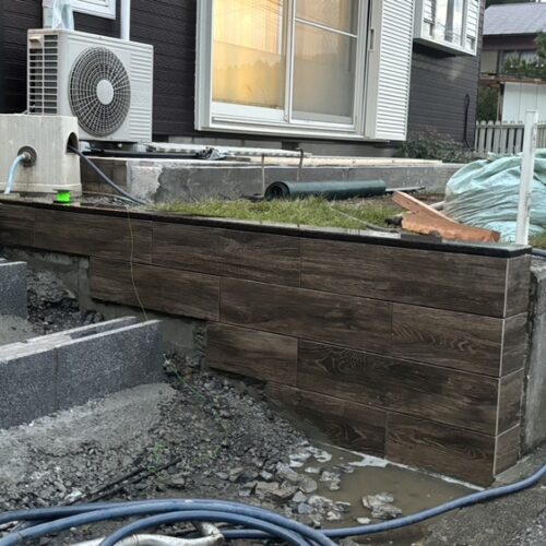 タイル貼り作業となります。 タイル貼り作業となります。