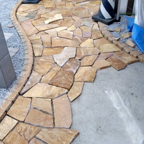 引き続き乱貼りの施工です。 引き続き乱貼りの施工です。